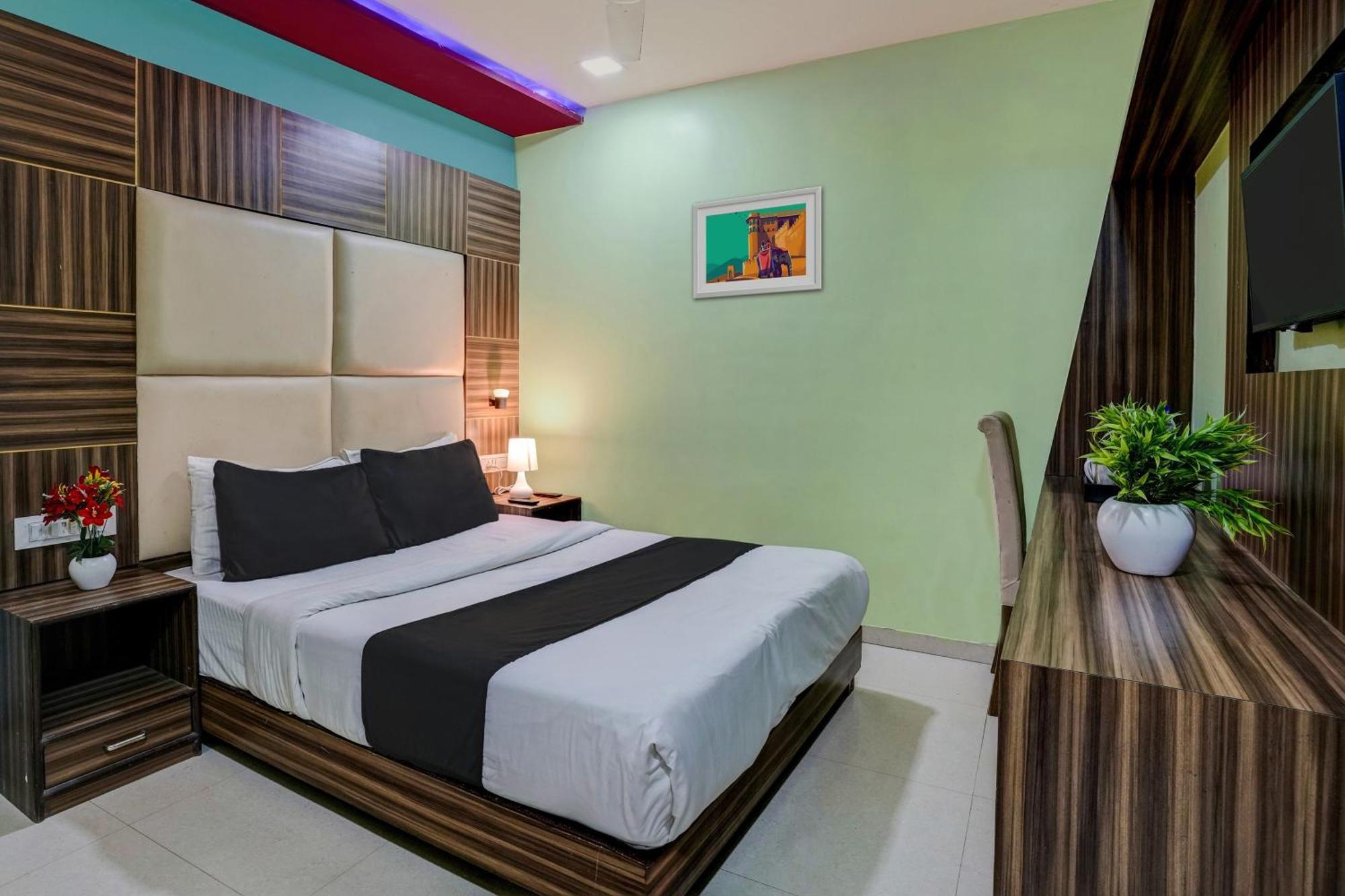 Oyo Hotel Blue Sapphire Residency Near Chhatrapati Shivaji International Airport Мумбаи Экстерьер фото