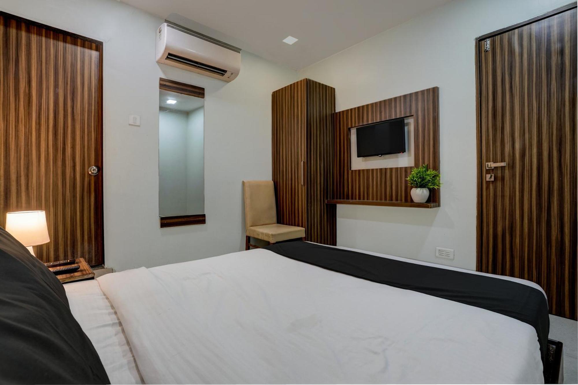 Oyo Hotel Blue Sapphire Residency Near Chhatrapati Shivaji International Airport Мумбаи Экстерьер фото